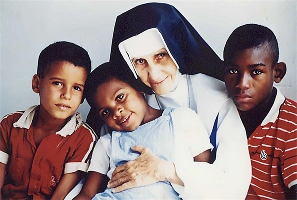 Irmã Dulce and child, "story of a saint" for Irmã Dulce A Nova Jornada