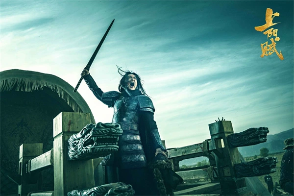 Warrior in armor from "A Feminilidade" shouts with sword raised.