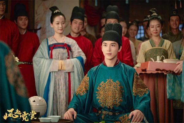 In "Serenade of Peaceful Joy", a nobleman in blue Hanfu sits among the crowd, with elegance and dignity.