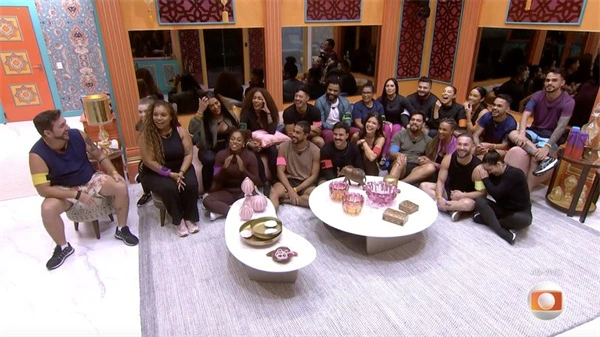 Housemates group together in Big Brother Brasil 25 house.