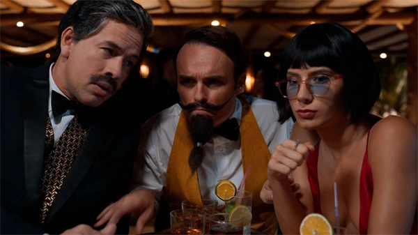 Three people discuss at a bar in C.I.C. – Central de Inteligência Cearense.