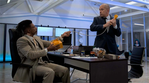 Two men tug a phone in an office in C.I.C. – Central de Inteligência Cearense.