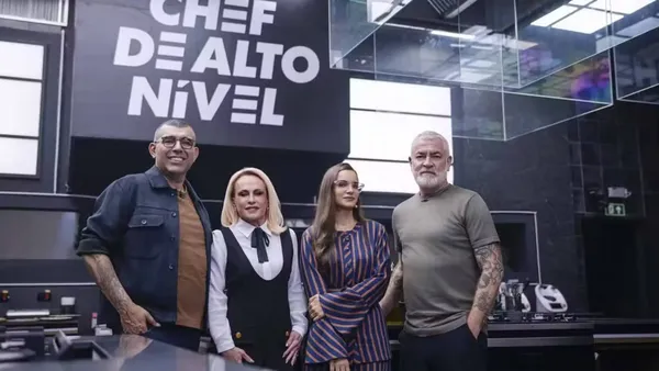 Cast of "Chef de Alto Nível" posing in a kitchen setting.