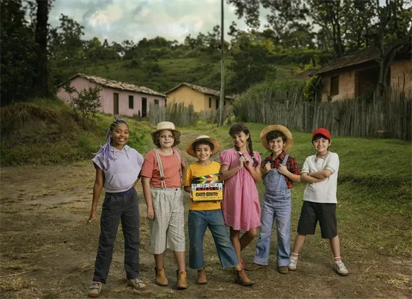 Group photo under a tree in "Chuck Billy e a Goiabeira Maravilhosa".