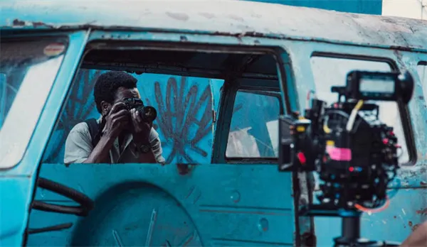 Behind-the-scenes of "Cidade de Deus: A Luta Não Para" with a man filming from a van.