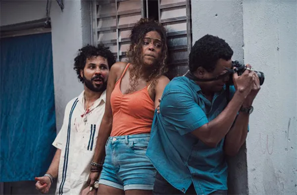 Tense scene in "Cidade de Deus: A Luta Não Para" with people against a wall.