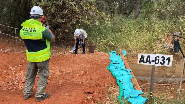 Workers conducting a field investigation in "Emergência Radioativa".