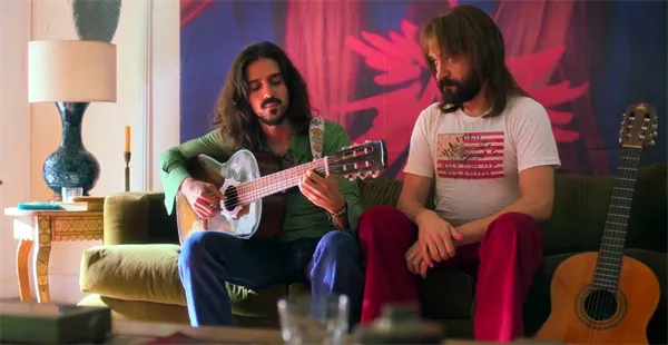 Two men with guitars in cozy room in "Homem com H".