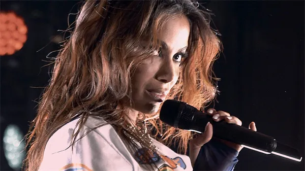 Anitta performs on stage in "Larissa: O Outro Lado de Anitta".
