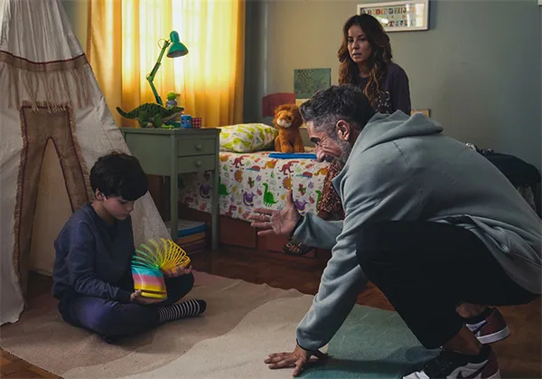 Man interacts with boy in a room in "MMA – Meu Melhor Amigo".