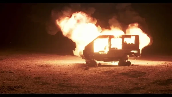 In "Mato seco em chamas", a van engulfed in intense flames at night.