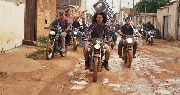 People riding motorcycles in a procession in "Mato seco em chamas".