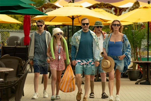 A group walks at a sunny resort in Anônimo 2.