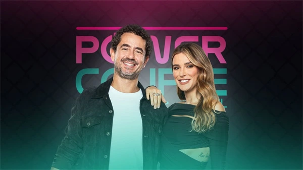 Couple poses with Power Couple Brasil – Temporada 7 logo in background.