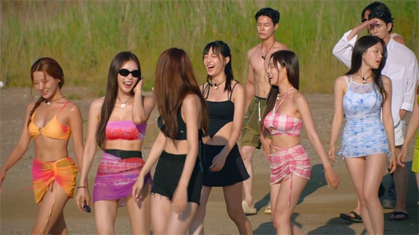 Single's Inferno 4 cast members share lively vibes at the beach.