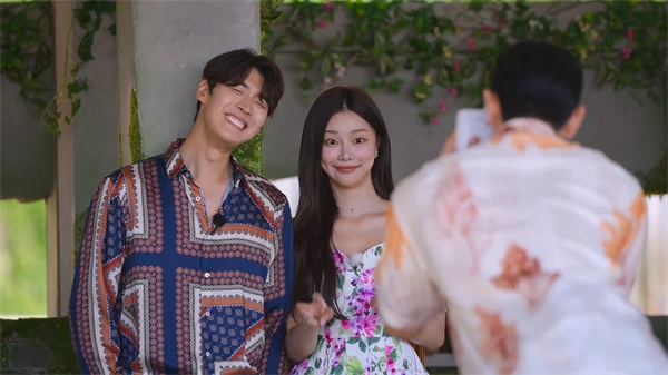 A Single's Inferno 4 cast member takes photos of a charming pair.