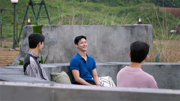Male cast of Single's Inferno 4 chat happily in an outdoor space.
