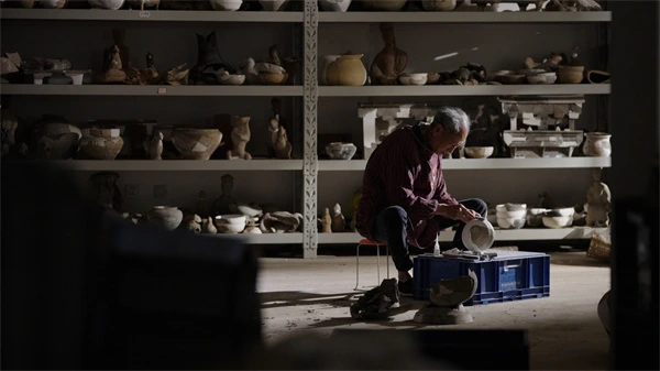 Restoring ancient pottery in the artifact warehouse from Arqueologia e Além: Minha Jornada em Sanxingdui